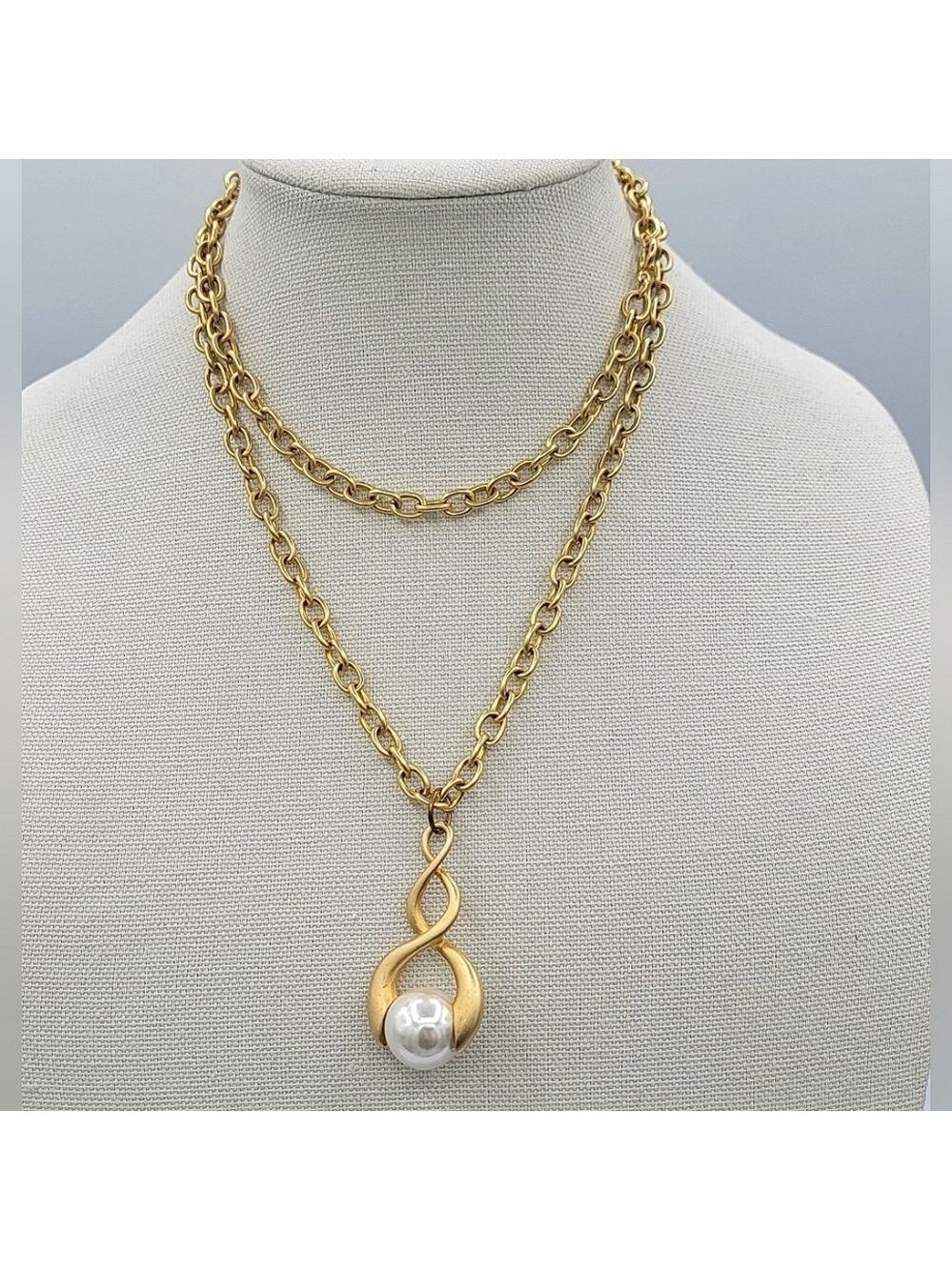 Gold Tone Pearl Pendant Necklace #2309